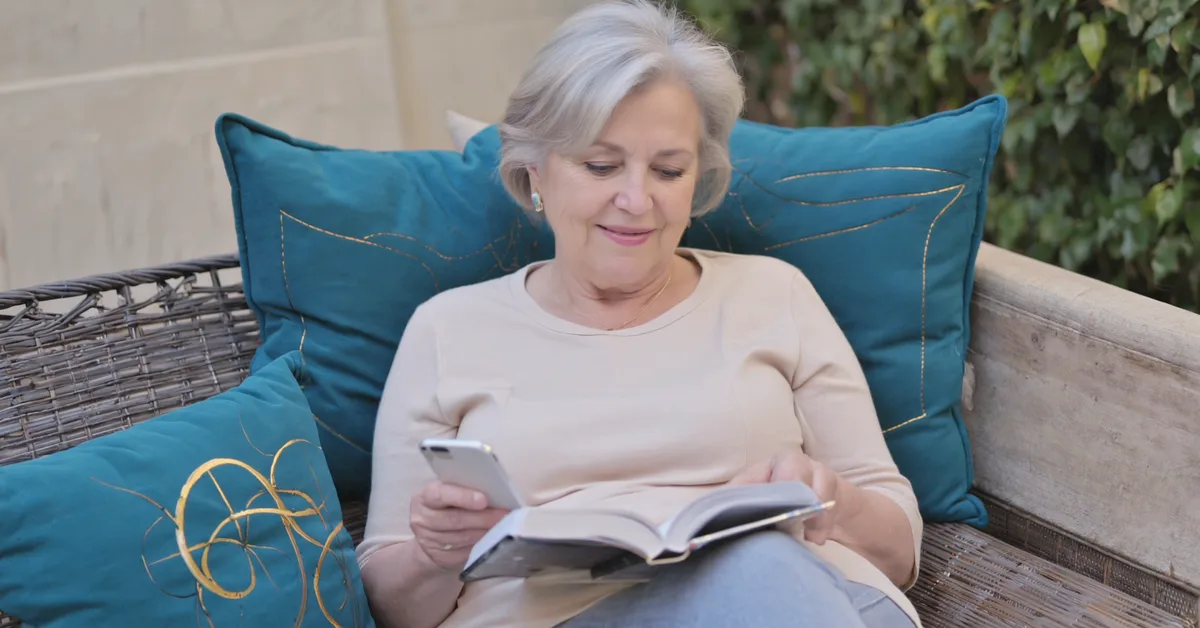 Irish woman enjoying brand card journey β Slimbr weight-loss support